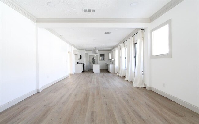 Building Photo - 808 Lenox St
