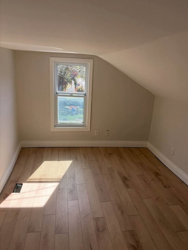 Building Photo - 390 Mathew St