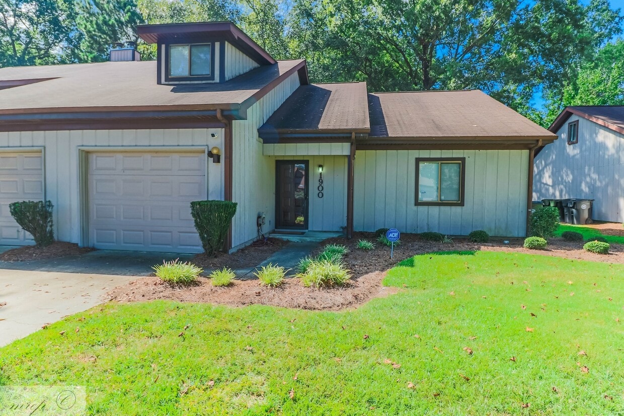 Primary Photo - Spacious & Renovated Townhouse in Willow Run * Goldsboro