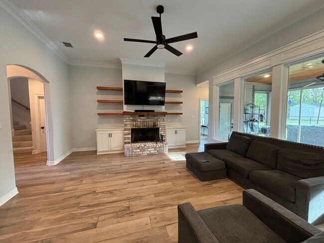Building Photo - TIBURON-NORTH BOSSIER