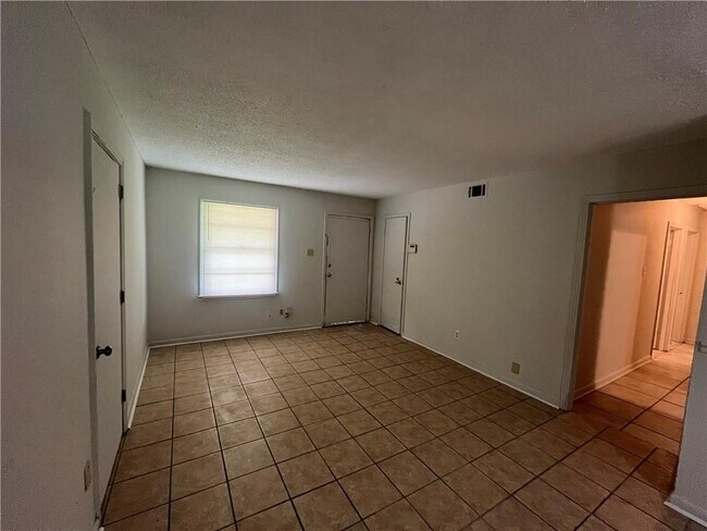 Building Photo - 900 Memory Ln