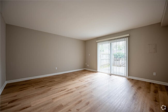 2BR, 1.5BA - 1,000SF - Living Room - Riverside Apartments