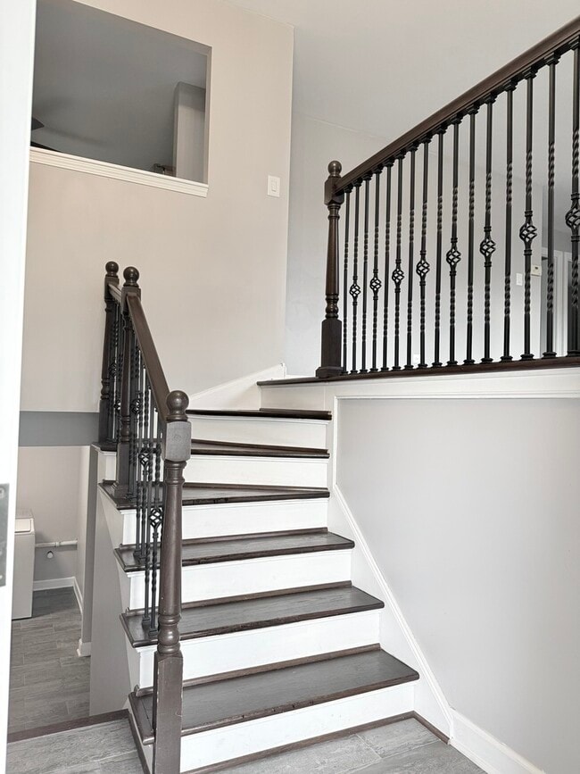 Building Photo - 8925 Golfview Dr