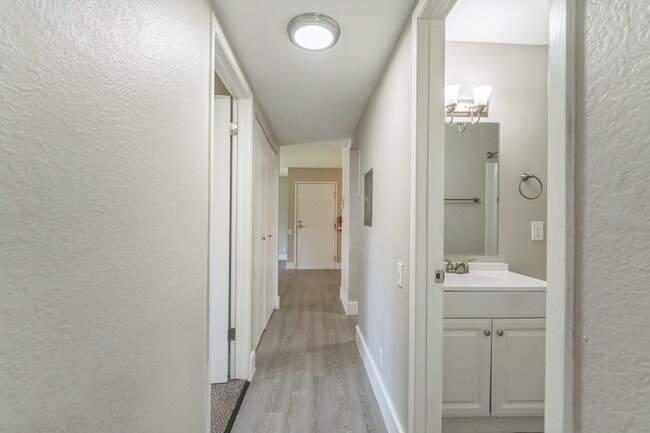 Building Photo - Pine Creek Apartments