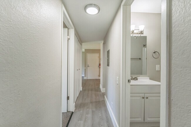 Foto del edificio - Pine Creek Apartments