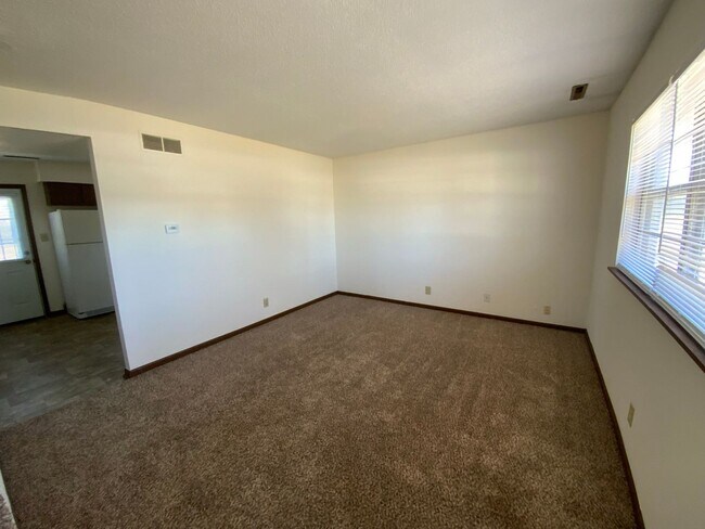 Building Photo - 560 NE Park Ln