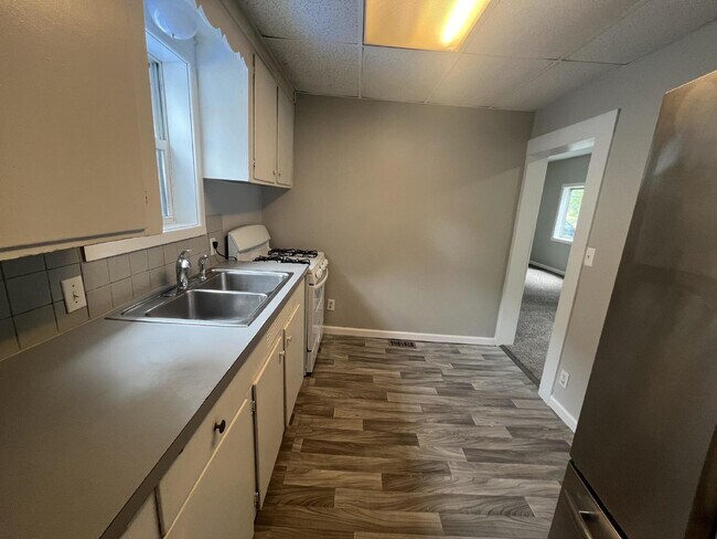 Building Photo - Cute and Cozy Main Level 2BR