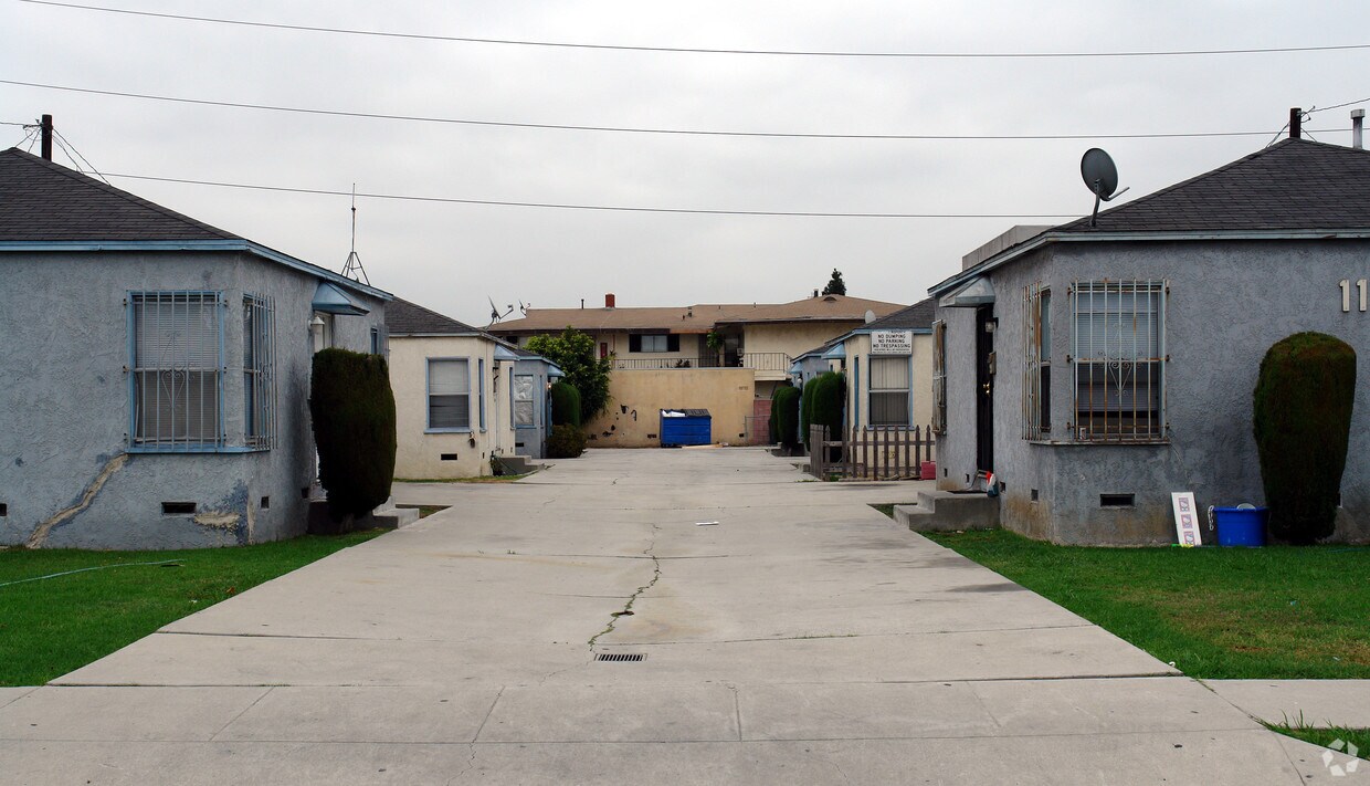 Foto del edificio - 11970-11976 Gale Ave