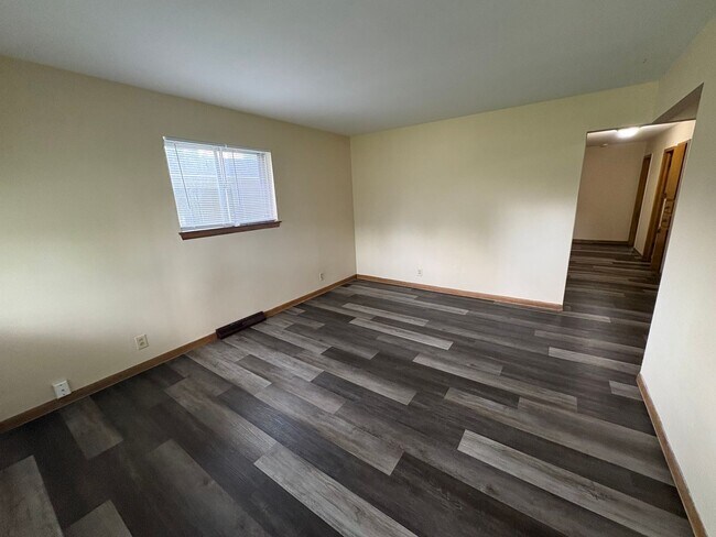 Building Photo - WOW! Look at this property ! You cant beat this price!