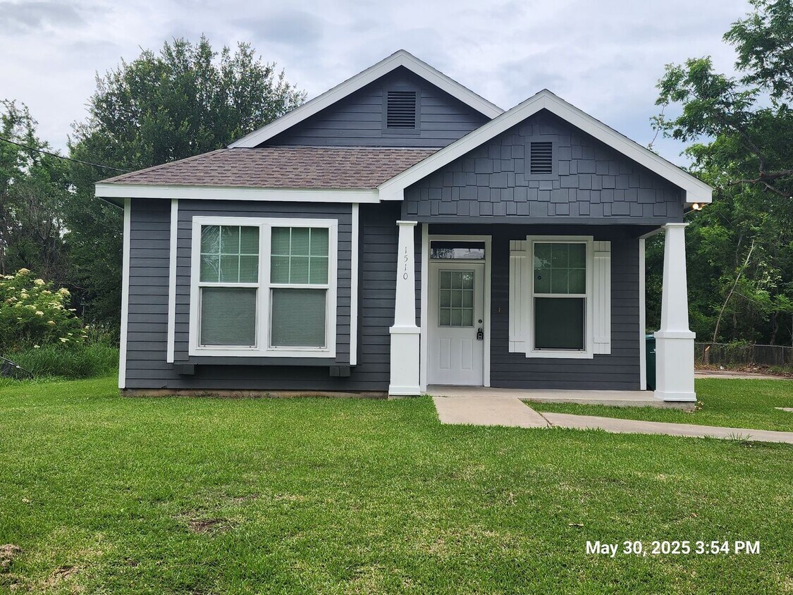 Foto principal - 3 bedroom / 2 bath in 77630. Immediate mov...