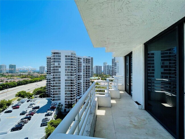 Foto del edificio - 3300 NE 192 St