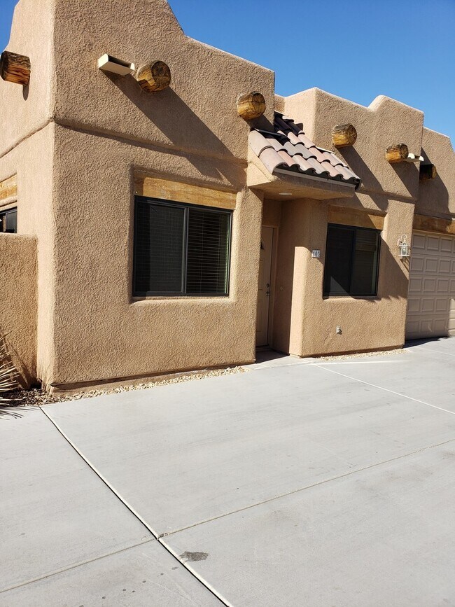 Foto del edificio - *PENDING APP* Townhome, single story