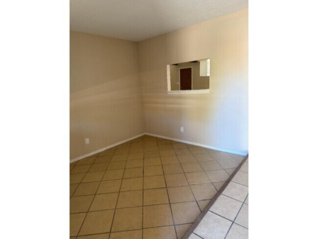 Building Photo - Grand