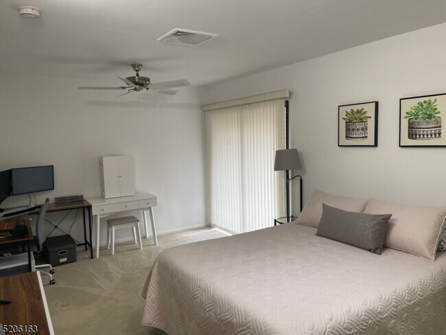 Foto del edificio - 76 Meadowview Dr