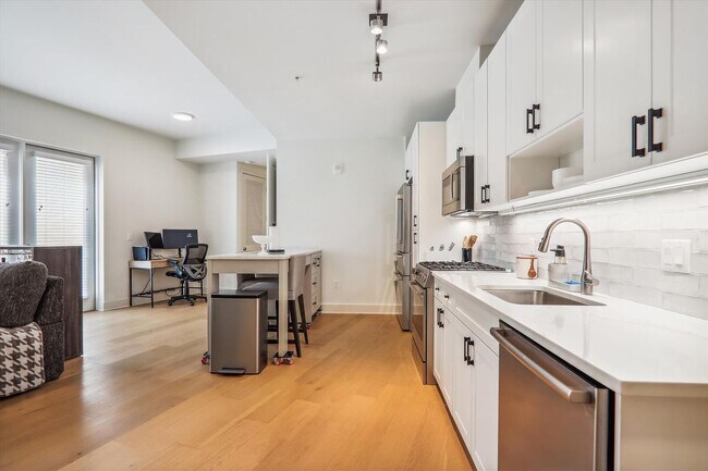 Foto del edificio - 6803 Cameron Dr NW