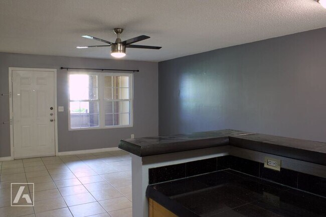 Foto del edificio - 345 Lakepointe Dr