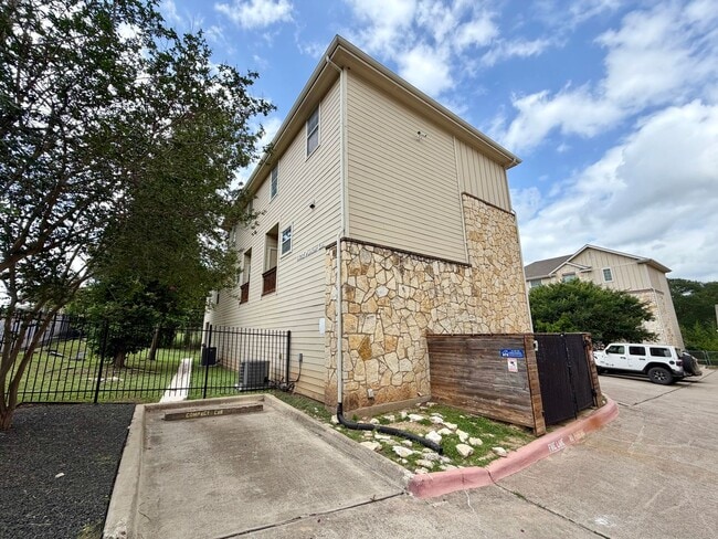 Foto del edificio - 1402 Parker Ln