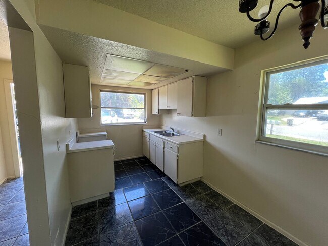 Foto del edificio - 2 bedroom one bath Duplex