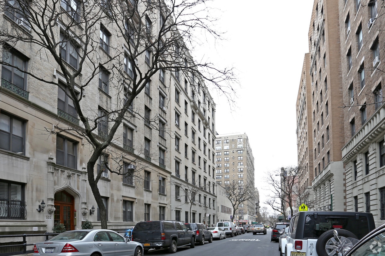 Building Photo - 536 W 111th St