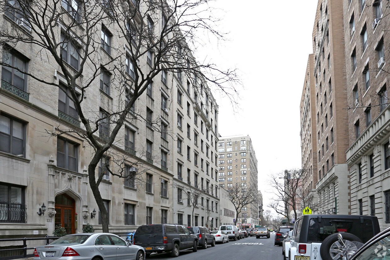 Foto del edificio - 536 W 111th St
