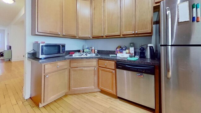 Foto del edificio - Duplexed Lakeview Three Bedroom Two Bath