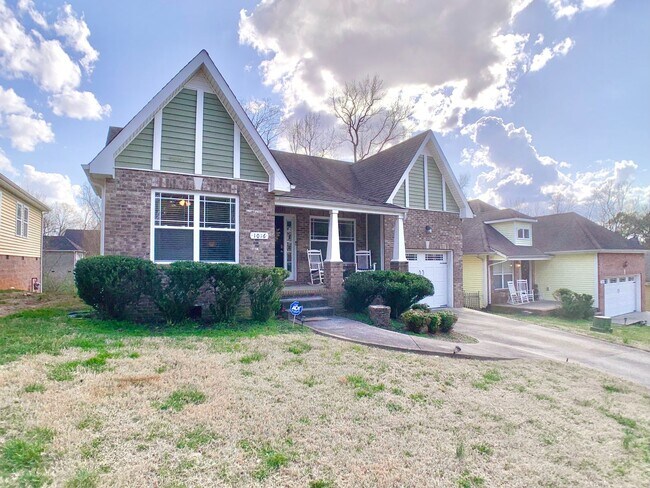 Building Photo - 1016 Sunset Dr