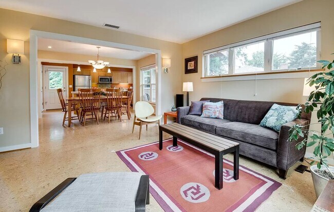 Foto del edificio - 9517 N Adriatic Avenue ~ Excellent Home, G...