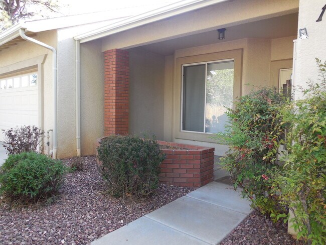 Building Photo - 2 BEDROOM TOWNHOME AVAILABLE NOW!