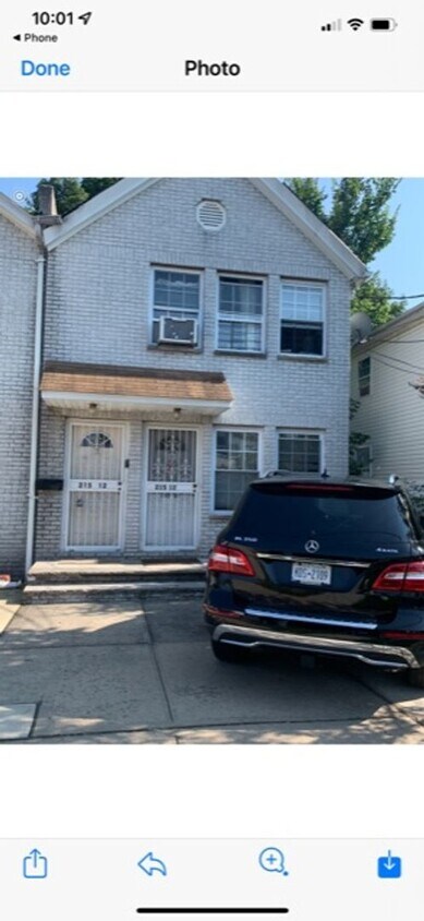 Foto principal - Charming 2BR Duplex in Queens Village