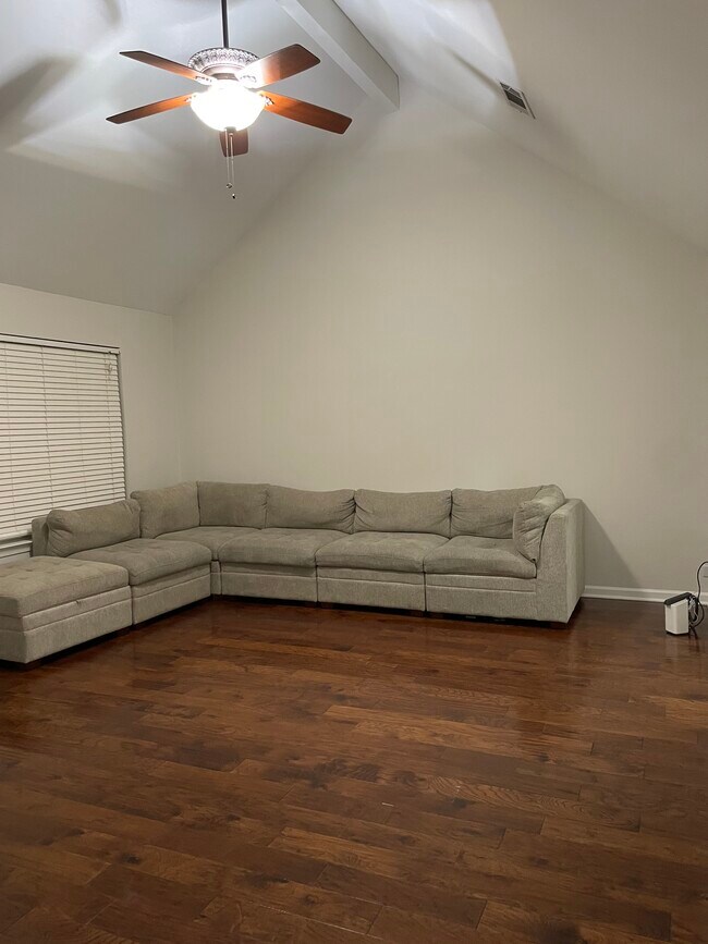 Building Photo - 8544 Highland Glen Cir N