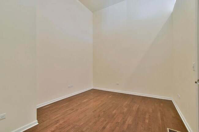 Foto del edificio - 1761 W Augusta Blvd