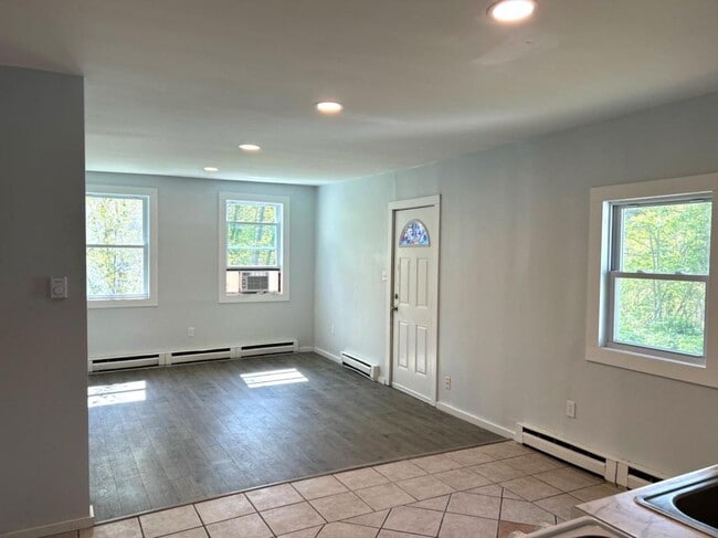 Building Photo - 1294 US-1 Apt F