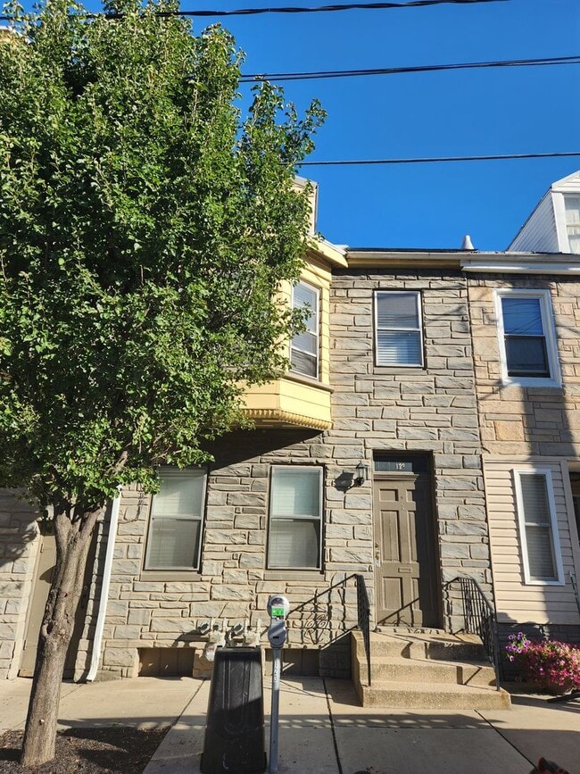 Building Photo - 123 E King St