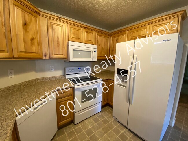 Building Photo - Three Bedroom Condo in Sandy!