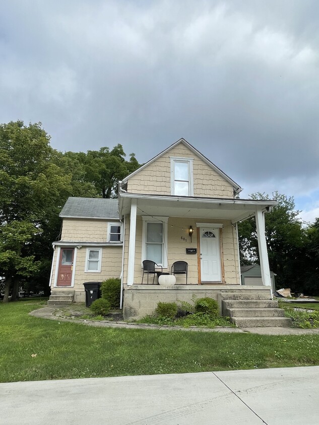 Foto principal - 681 College Avenue