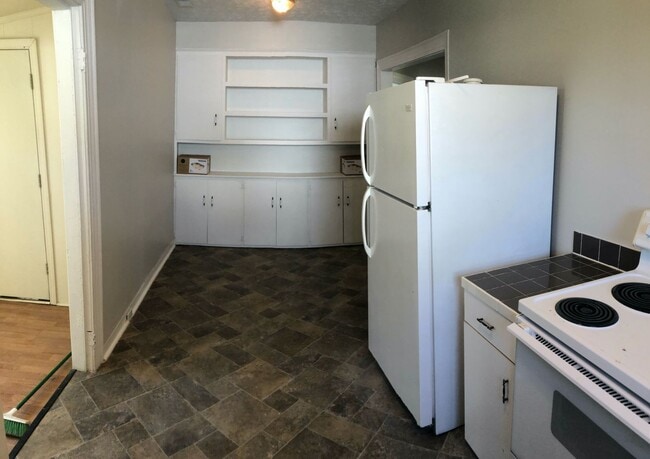 Building Photo - FOR LEASE - 2 bed, 1 bath, 1000 sqft Home ...