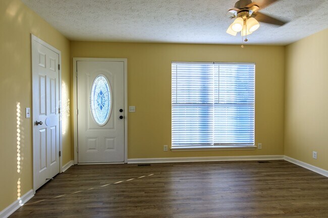 Foto del edificio - Renovated Charmer of a Home on Corner Lot ...