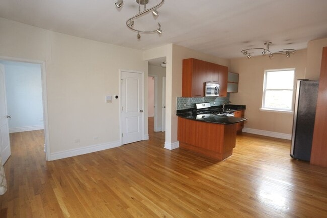 Building Photo - Lincoln Square / Ravenswood Garden - 2 Bed / 1 Bath - In Unit Laundry