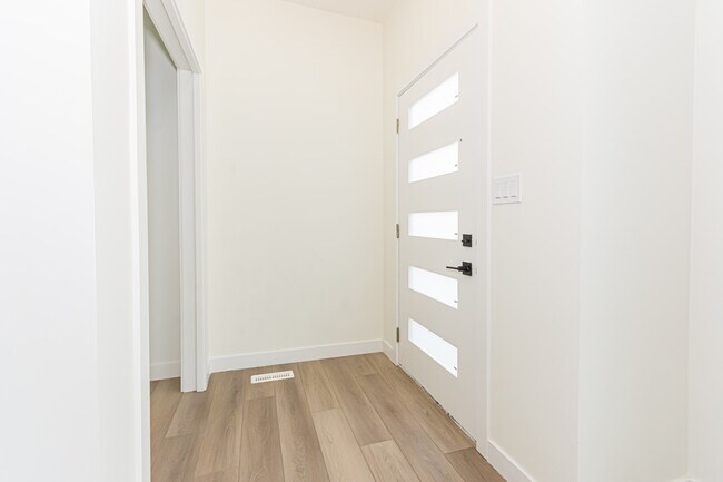 Photo du bâtiment - 15103-15196 96 Ave NW