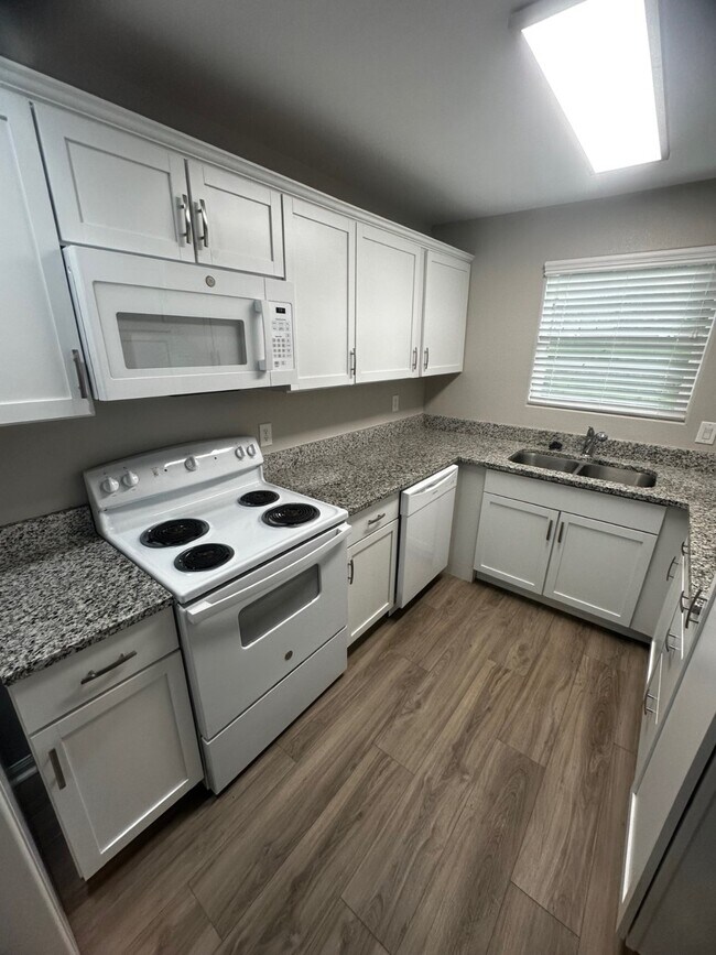 Building Photo - 1572 E Pine Lake Cir