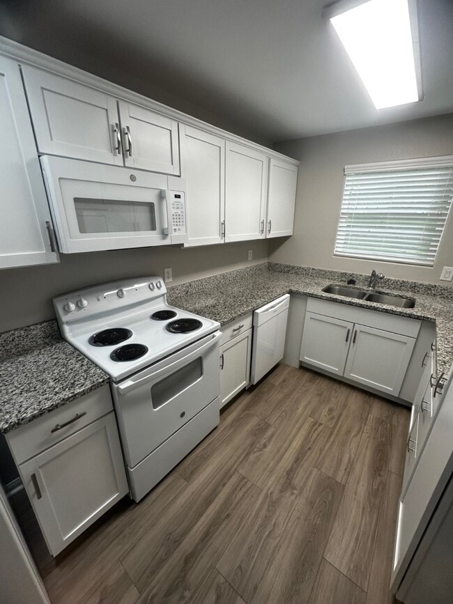 Foto del edificio - 1572 E Pine Lake Cir