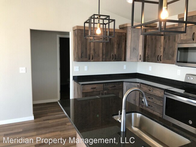 Foto del edificio - 4 br, 3 bath House - 921 Albert Dr W