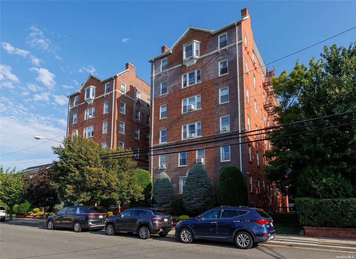 55 Grand Ave Unit 6E, Rockville Centre, NY 11570 Room for Rent in