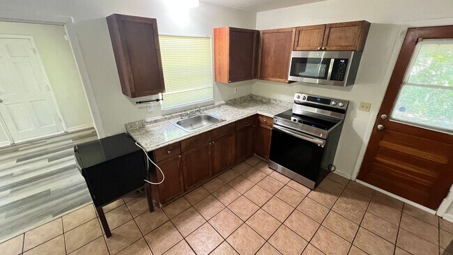 Foto del edificio - Beautiful 3 Bedroom, 1.5 Bathroom Home in Deland!!