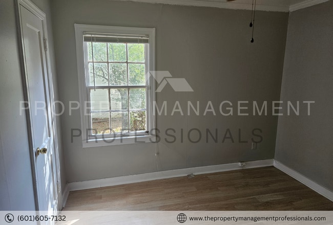 Building Photo - Cute on Combs