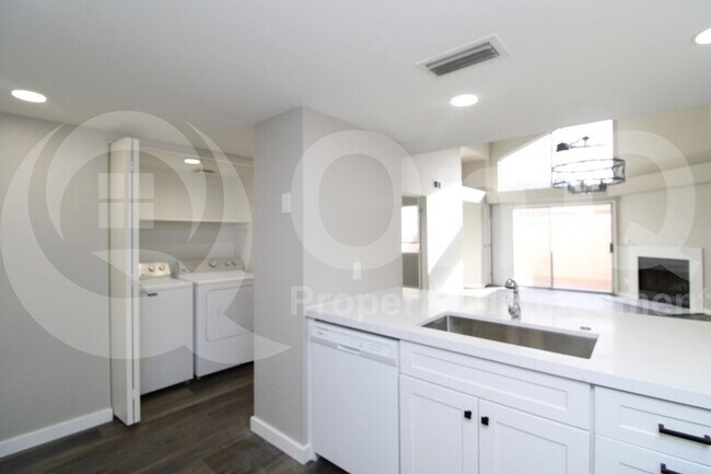 Building Photo - 2019 W Lemon Tree Pl