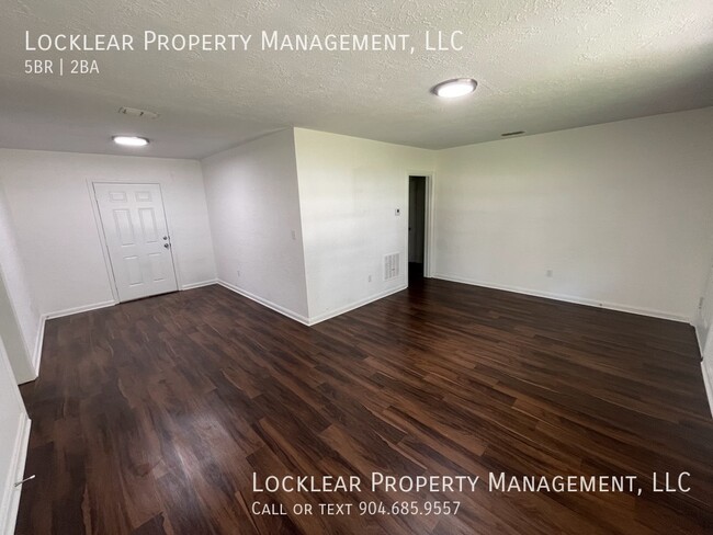 Foto del edificio - 5 Bedroom Home Available For Rent!!!