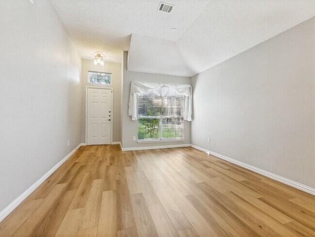 Foto del edificio - 8028 Alderwood Pl