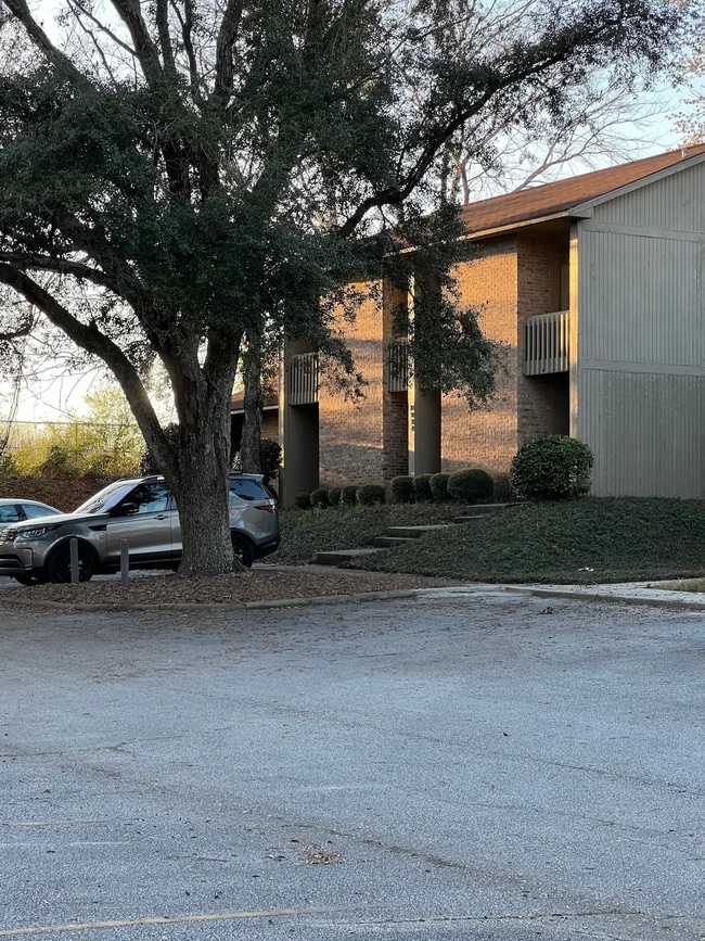 Building Photo - 1032 Stonegate Dr