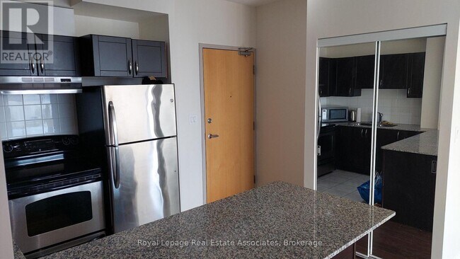 Photo du bâtiment - 3865-3865 Lake Shore Blvd W